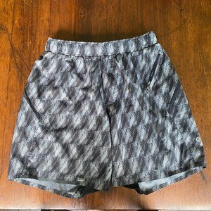 Men Lululemon shorts, 7" small